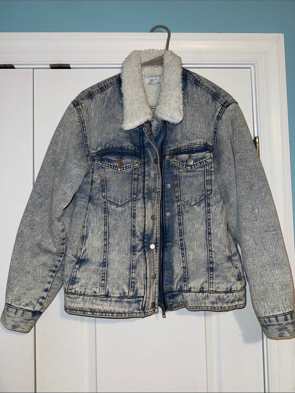 Forever 21 Women's Light Wash Denim Jacket with Sherpa Lining
